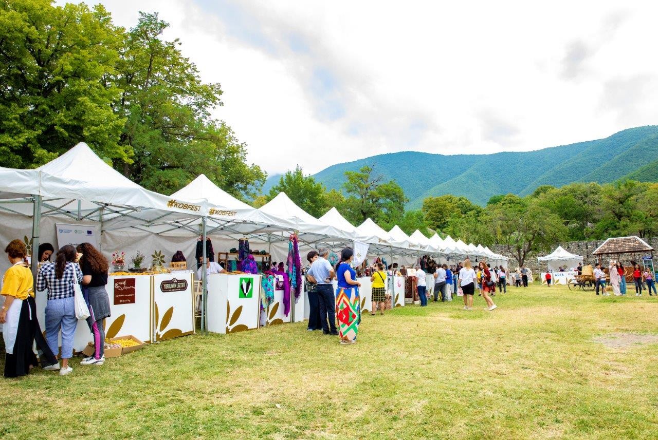 seki-seherinde-kob-fest-novbeti-sergi-satis-yarmarkasi-kecirilib--